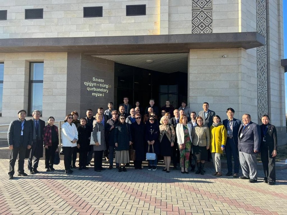 Uczestnicy Kongresu przed budynkiem Muzeum Ofiar Represji Politycznych w Żanałyk. Fot. Archiwum Prezydenta Republiki Kazachstanu