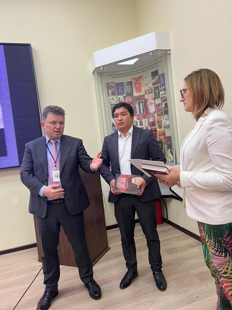 Dyrektor AIPN Marzena Kruk (po prawej) w imieniu IPN dziękuje dyrektorowi Muzeum Ofiar Represji Politycznych w Żanałyk (pośrodku) za przekazanie listy Polaków – ofiar represji stalinowskich pochowanych w Żanałyk. Fot. Archiwum Prezydenta Republiki Kazachstanu