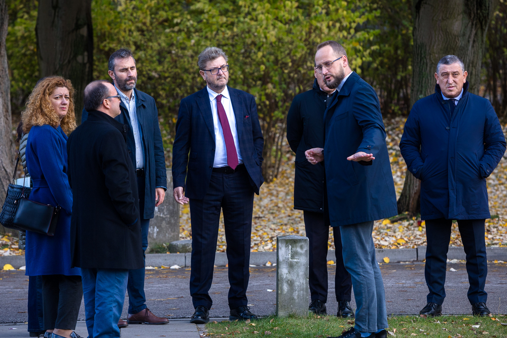 Delegacja z Albanii na „Łączce” na Cmentarzu Powązkowskim –  25 października 2022. Fot. Sławek Kasper (IPN)