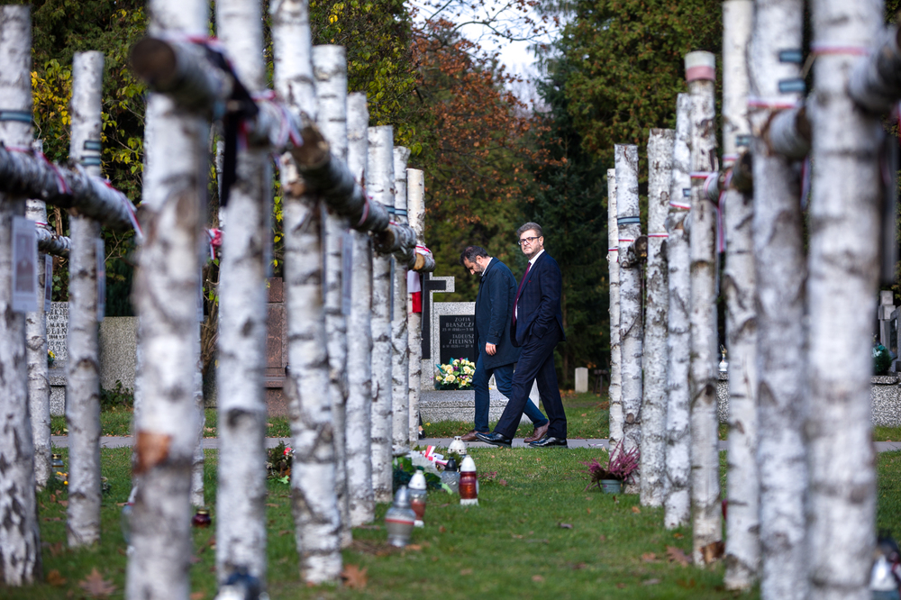 Delegacja z Albanii na „Łączce” na Cmentarzu Powązkowskim –  25 października 2022. Fot. Sławek Kasper (IPN)