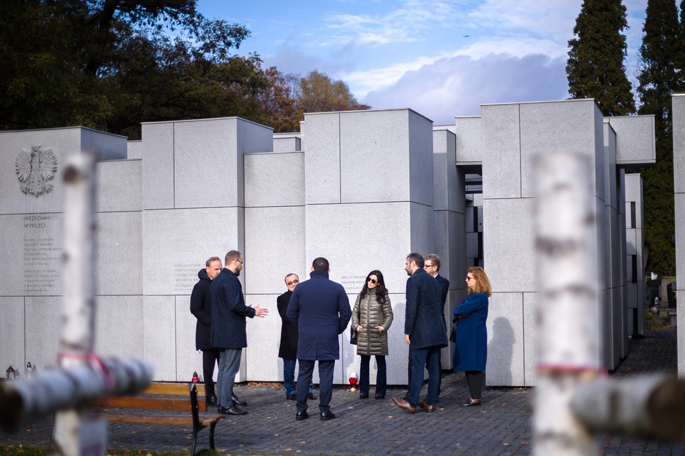 Delegacja z Albanii na „Łączce” na Cmentarzu Powązkowskim –  25 października 2022. Fot. Sławek Kasper (IPN)