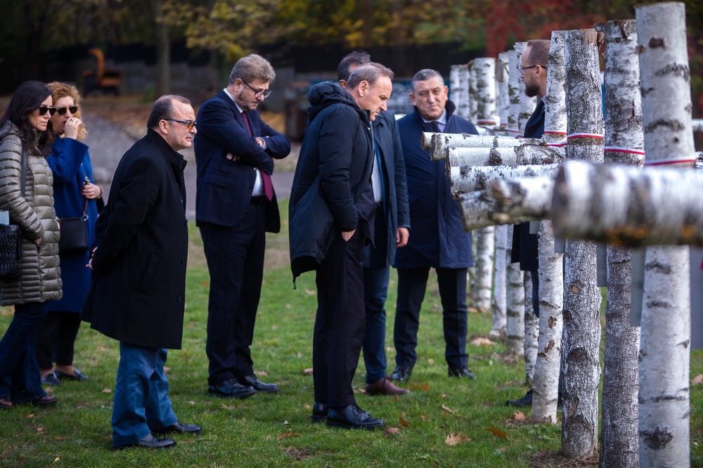 Delegacja z Albanii na „Łączce” na Cmentarzu Powązkowskim –  25 października 2022. Fot. Sławek Kasper (IPN)