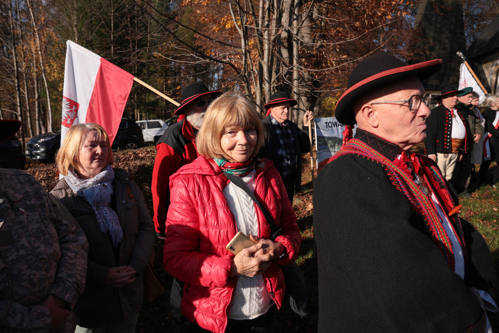 Odsłonięcie tablicy w miejscu przyszłego cmentarza wojennego żołnierzy NSZ – Kamesznica, 26 października 2022. Fot. Mikołaj Bujak (IPN)
