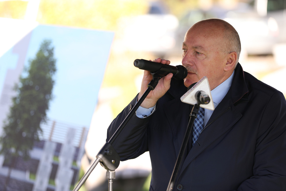 Odsłonięcie tablicy w miejscu przyszłego cmentarza wojennego żołnierzy NSZ – Kamesznica, 26 października 2022. Fot. Mikołaj Bujak (IPN)