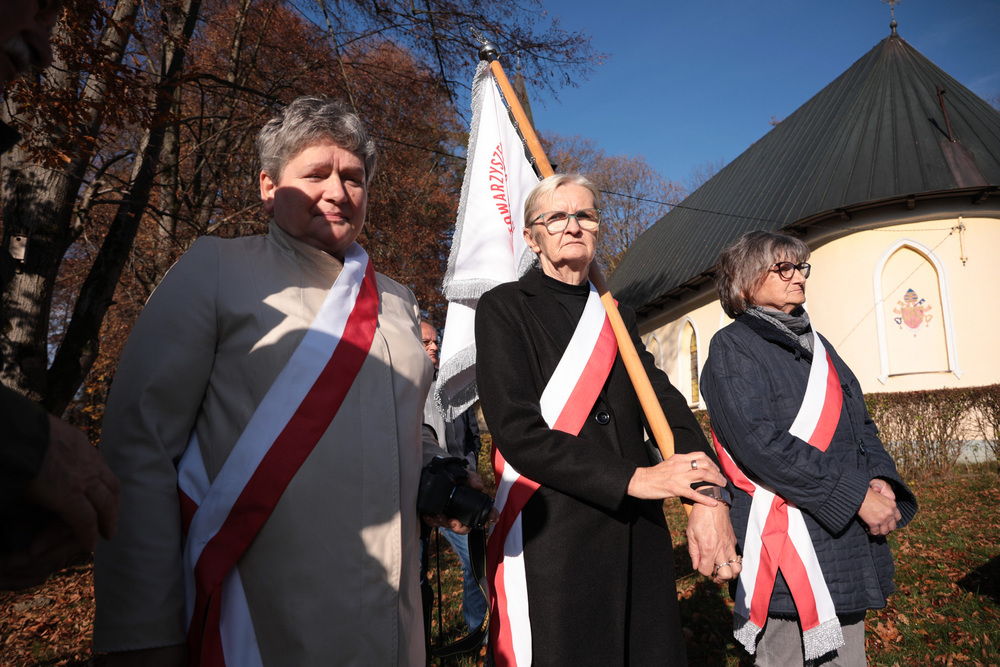 Odsłonięcie tablicy w miejscu przyszłego cmentarza wojennego żołnierzy NSZ – Kamesznica, 26 października 2022. Fot. Mikołaj Bujak (IPN)