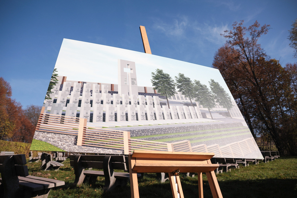 Odsłonięcie tablicy w miejscu przyszłego cmentarza wojennego żołnierzy NSZ – Kamesznica, 26 października 2022. Fot. Mikołaj Bujak (IPN)