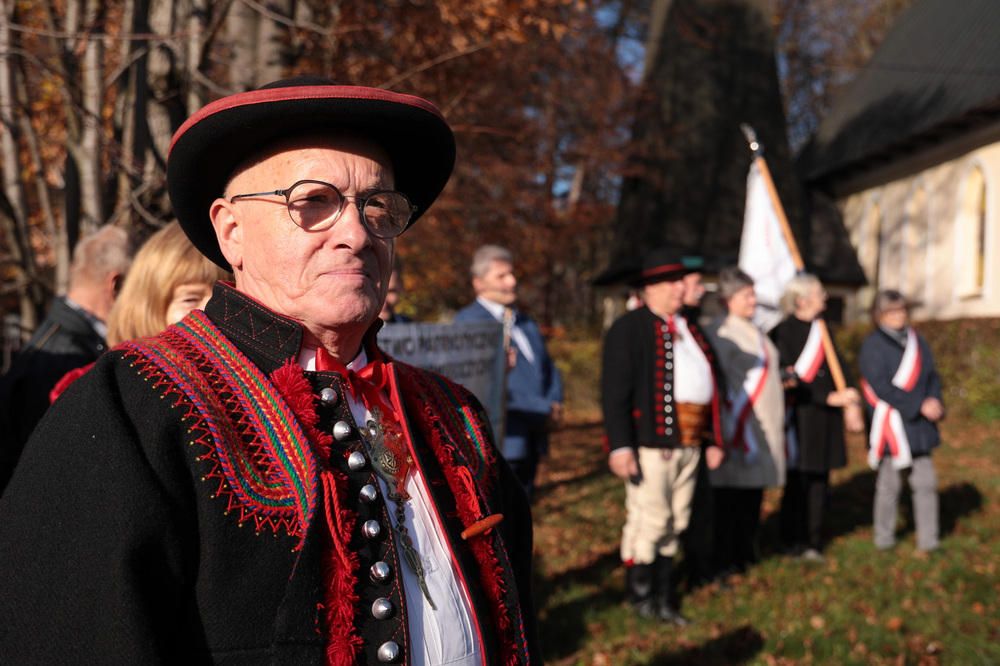 Odsłonięcie tablicy w miejscu przyszłego cmentarza wojennego żołnierzy NSZ – Kamesznica, 26 października 2022. Fot. Mikołaj Bujak (IPN)