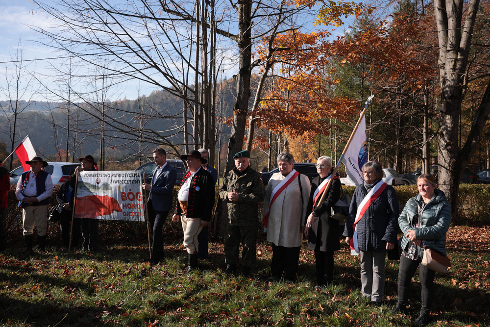 Odsłonięcie tablicy w miejscu przyszłego cmentarza wojennego żołnierzy NSZ – Kamesznica, 26 października 2022. Fot. Mikołaj Bujak (IPN)