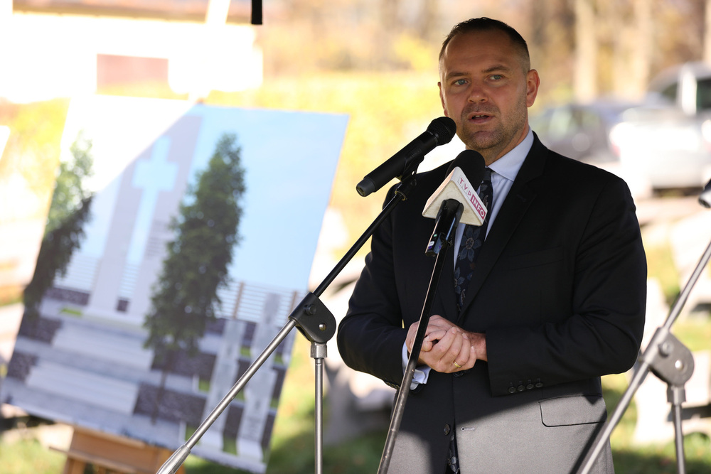 Prezes IPN dr Karol Nawrocki. Briefing w miejscu przyszłego cmentarza wojennego żołnierzy NSZ – Kamesznica, 26 października 2022. Fot. Mikołaj Bujak (IPN)