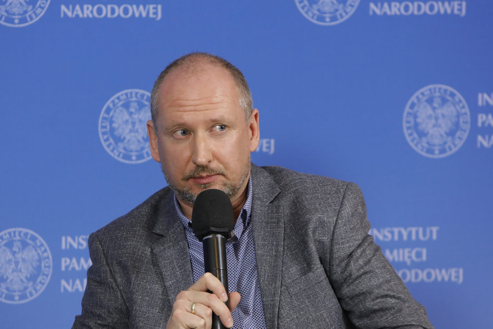 Dr Robert Spałek. Dyskusja „Od realizmu politycznego do ucieczki… Próby jawnej opozycji w Polsce pojałtańskiej” z cyklu „Między mitem a rzeczywistością – najważniejsze wydarzenia XX wieku” – 26 października 2022. Fot. Piotr Życieński (IPN)