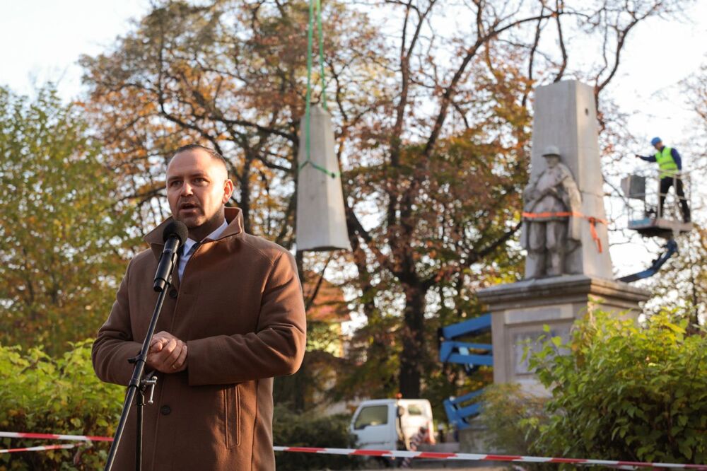 Dr Karol Nawrocki, prezes IPN, podczas demontażu pomnika „Wdzięczności Armii Czerwonej” w Głubczycach – 27 października 2022. Fot. Mikołaj Bujak (IPN)