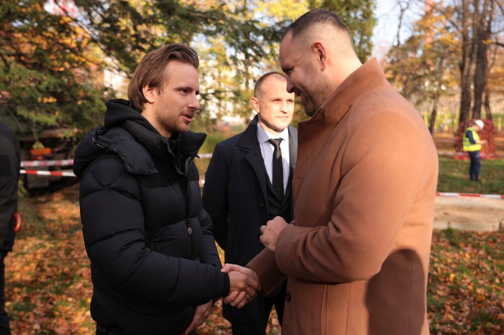 Dr Karol Nawrocki, prezes IPN i Maciej Musiał, wnuk kpt. Mariana Markiewicza podczas demontażu pomnika „Wdzięczności Armii Czerwonej” w Głubczycach – 27 października 2022. Fot. Mikołaj Bujak (IPN)