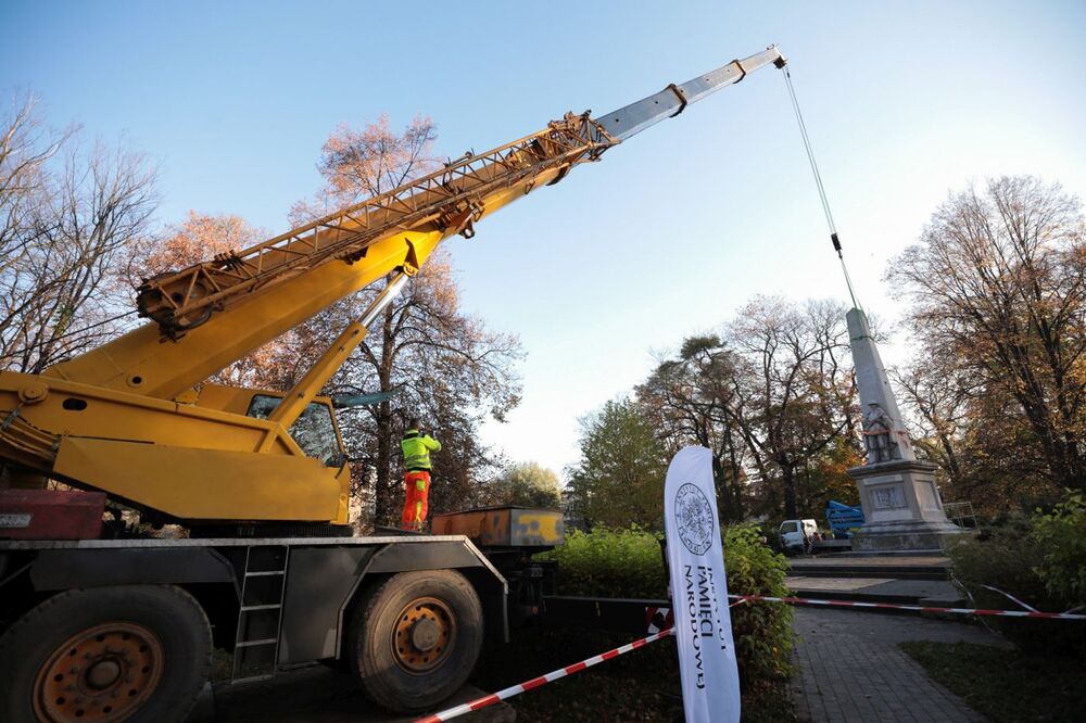 Demontaż pomnika „Wdzięczności Armii Czerwonej” w Głubczycach – 27 października 2022. Fot. Mikołaj Bujak (IPN)