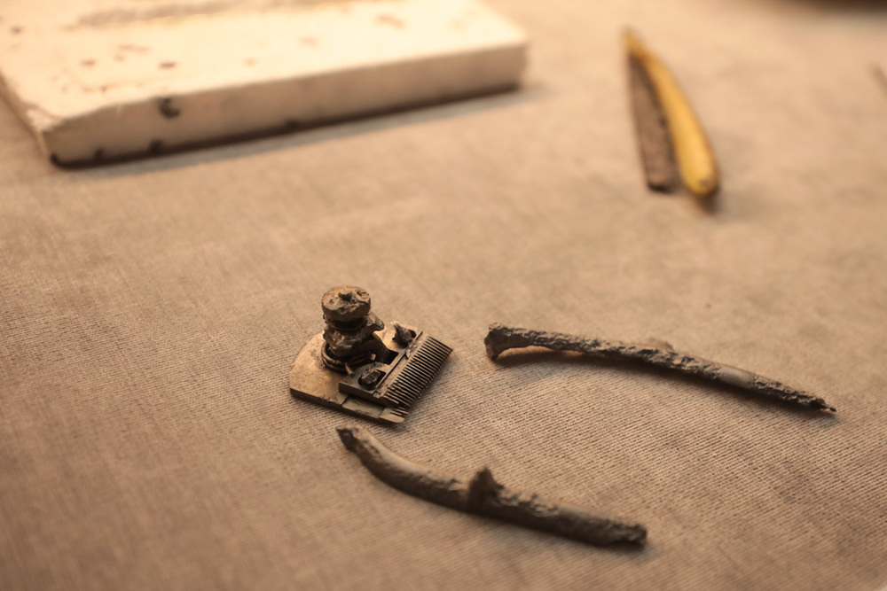 Artefakty przekazane przez Instytut Pamięci Narodowej do zbiorów Muzeum Gross-Rosen w Rogoźnicy. Fot. Mikołaj Bujak (IPN)