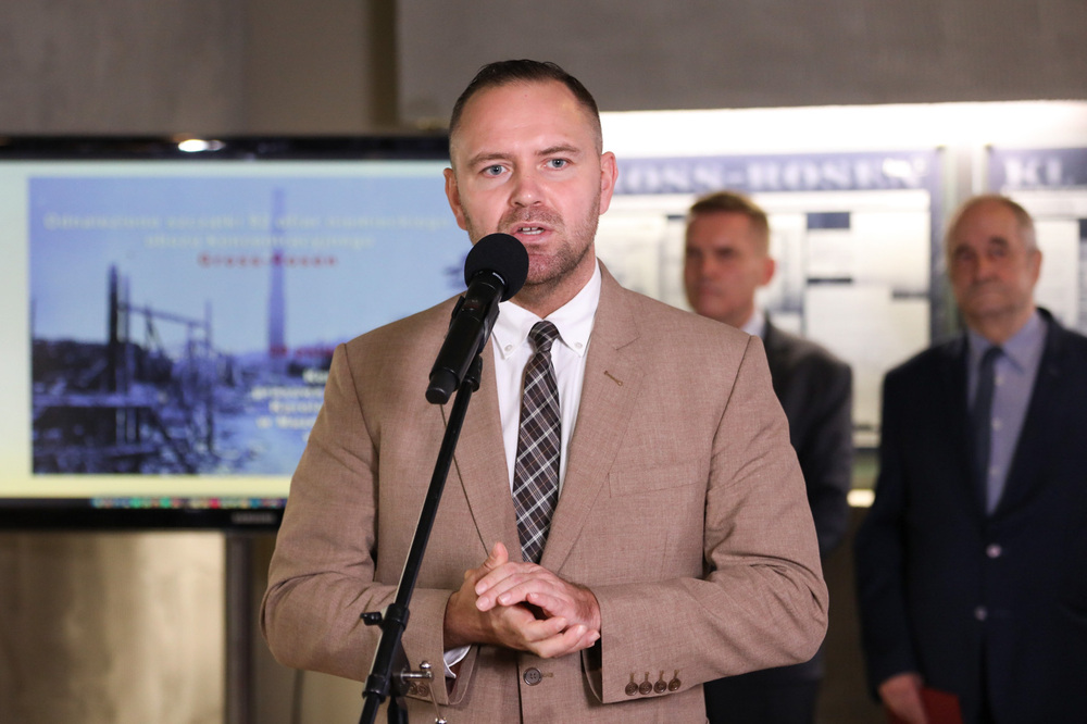 Dr Karol Nawrocki podczas briefingu prasowego w Muzeum Gross-Rosen w Rogoźnicy – 28 października 2022. Fot. Mikołaj Bujak (IPN)