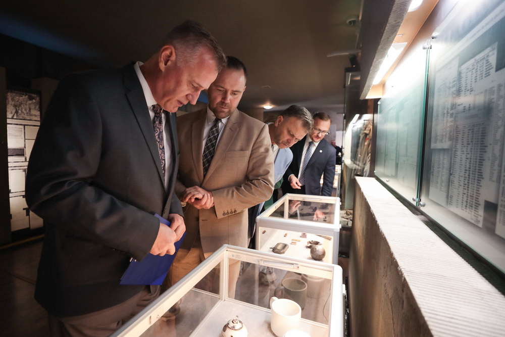 Delegacja IPN zwiedzająca Muzeum Gross-Rosen w Rogoźnicy. Fot. Mikołaj Bujak (IPN)