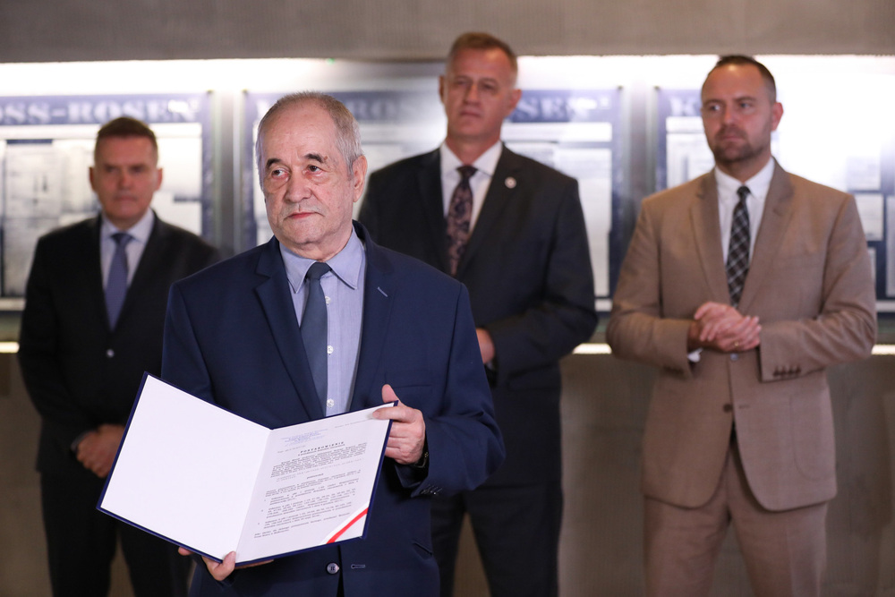 Instytut Pamięci Narodowej przekazał Muzeum Gross-Rosen w Rogoźnicy przedmioty odnalezione na terenie byłego niemieckiego obozu koncentracyjnego – 28 października 2022. Fot. Mikołaj Bujak (IPN)