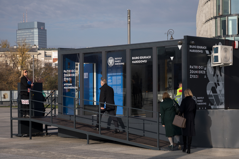 Wystawę multimedialną IPN „Patrioci. Żołnierze. Żydzi” zwiedził Yacov Livne, ambasador Izraela w Polsce – Warszawa, 28 października 2022. Fot. Sławek Kasper (IPN)