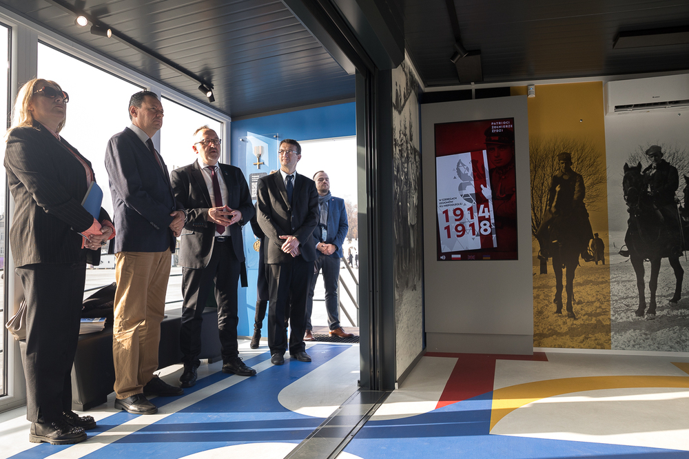 Wystawę multimedialną IPN „Patrioci. Żołnierze. Żydzi” zwiedził Yacov Livne, ambasador Izraela w Polsce – Warszawa, 28 października 2022. Fot. Sławek Kasper (IPN)