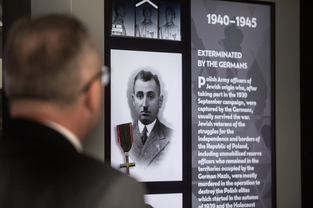 Wystawę multimedialną IPN „Patrioci. Żołnierze. Żydzi” zwiedził Yacov Livne, ambasador Izraela w Polsce – Warszawa, 28 października 2022. Fot. Sławek Kasper (IPN)