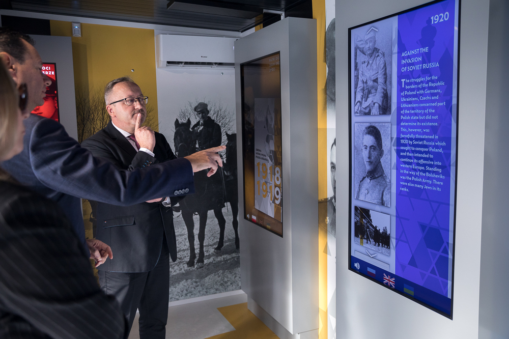 Wystawę multimedialną IPN „Patrioci. Żołnierze. Żydzi” zwiedził Yacov Livne, ambasador Izraela w Polsce – Warszawa, 28 października 2022. Fot. Sławek Kasper (IPN)