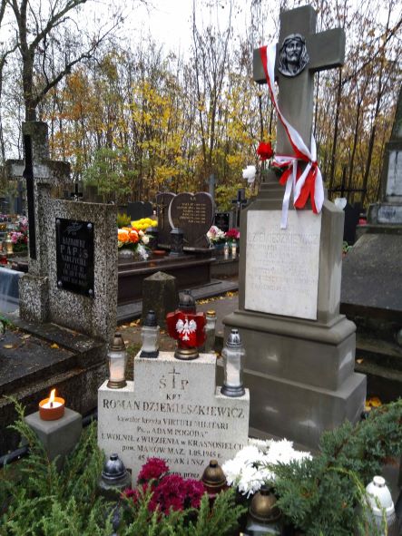 Grób Romana Dziemieszkiewicza pseudonimy Adam, Pogoda na cmentarzu przy ul. Płońskiej w Ciechanowie. Fot.: Elżbieta Strzeszewska