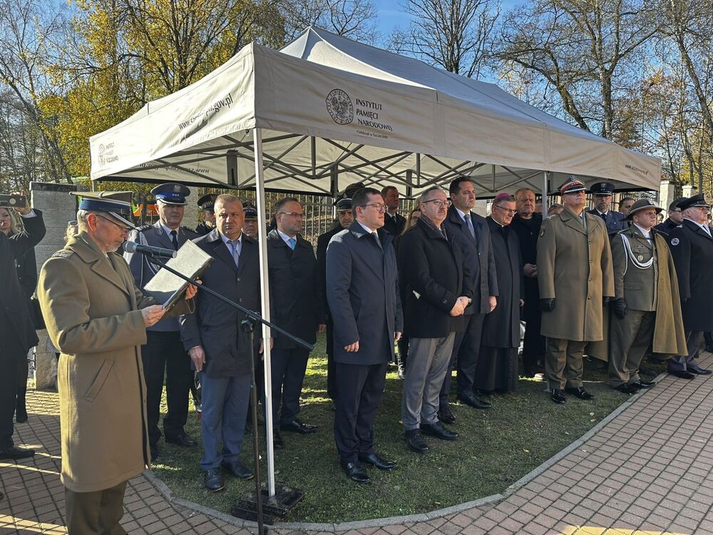 Odsłonięcie tablicy upamiętniającej miejsce internowania członków oraz sympatyków NSZZ Solidarność – Złocieniec, 3 listopada 2022. Fot. IPN