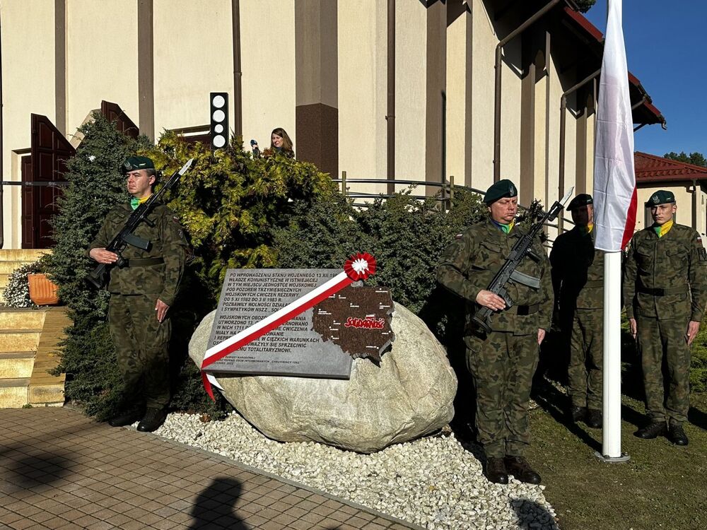 Odsłonięcie tablicy upamiętniającej miejsce internowania członków oraz sympatyków NSZZ Solidarność – Złocieniec, 3 listopada 2022. Fot. IPN