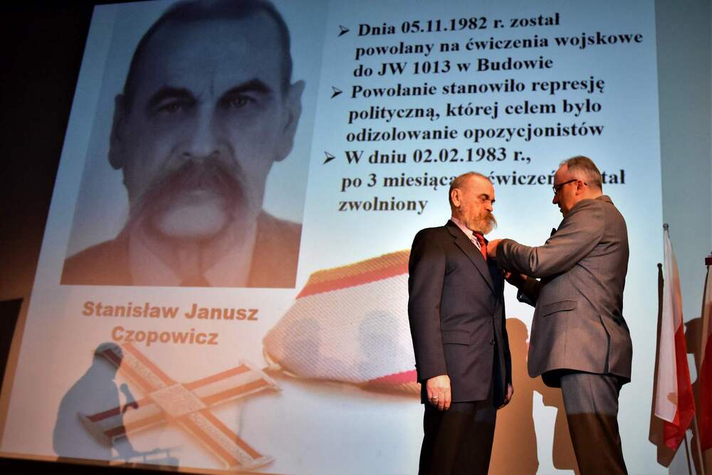 Uroczystość wręczenia odznaczeń państwowych działaczom opozycji antykomunistycznej z lat 1956-1989. Złocieniecki Dom Kultury – 3 listopada 2022. Fot. Marcin Manowski (IPN)