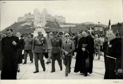 Uroczystości 10. rocznicy bitwy o Monte Cassino, 1954 r.; na zdjęciu m.in. gen. Władysław Anders i ambasador RP przy Watykanie Kazimierz Papee