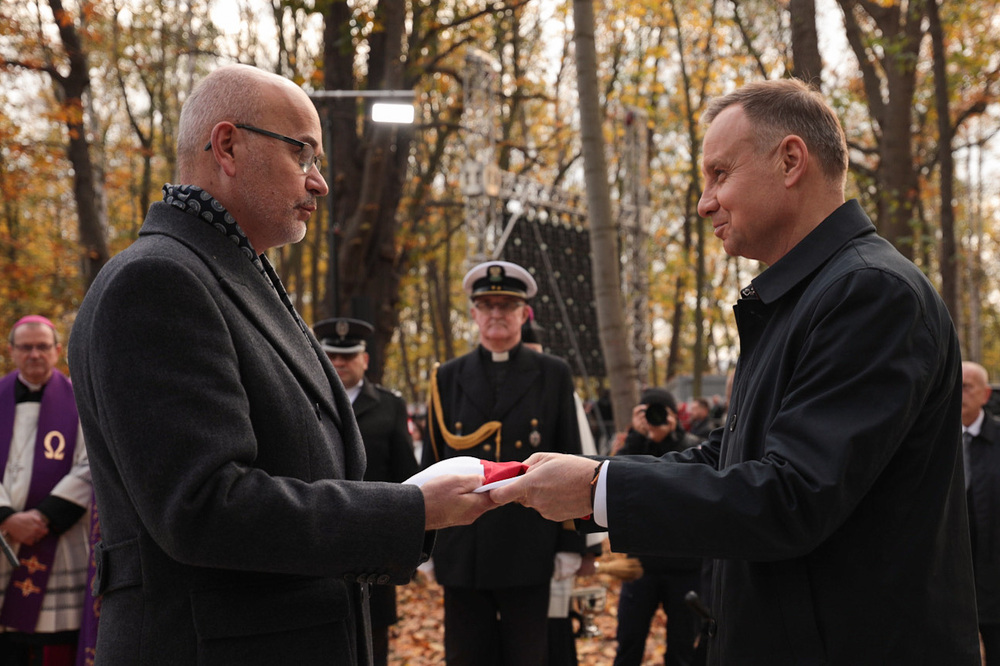 Dyrektor Muzeum II Wojny Światowej dr hab. Grzegorz Berendt odbiera flagę państwową z rąk prezydenta RP Andrzeja Dudy. Uroczystości pogrzebowe obrońców Westerplatte – 4 listopada 2022. Fot. Mikołaj Bujak (IPN)