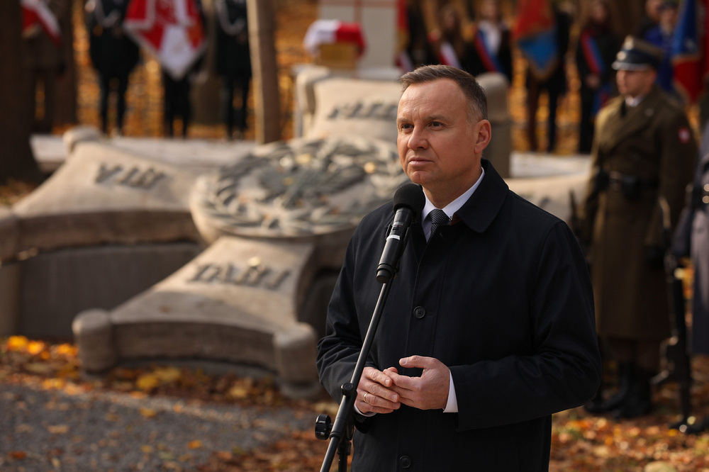 Wystąpienie prezydenta Andrzeja Dudy podczas uroczystości pogrzebowych obrońców Westerplatte – 4 listopada 2022. Fot. Mikołaj Bujak (IPN)