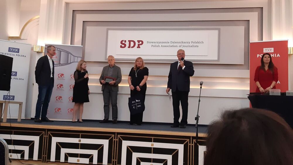 Przedstawiciele Biura Współpracy Międzynarodowej IPN Joanna Kumor i Sławomir Bardski (po lewej) odbierają nagrodę podczas XVII Festiwalu Polonijnego „Losy Polaków” 2022 – Warszawa, 5 listopada 2022. Fot. IPN