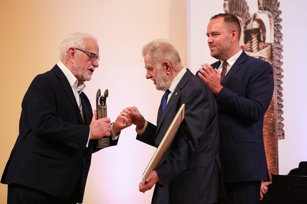 Od lewej: Jan Pietrzak, Andrzej Gwiazda, prezes IPN dr Karol Nawrocki. Gala wręczenia nagród „Żeby Polska była Polską” Fundacji Jana Pietrzaka – Warszawa, 6 listopada 2022. Fot. Mikołaj Bujak (IPN)