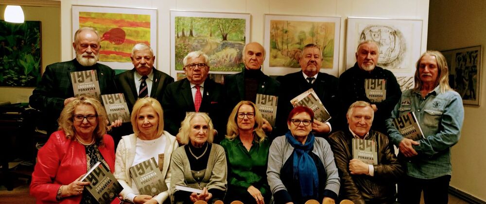 Prezesi oddziałów Towarzystwa Miłośników Wilna i Ziemi Wileńskiej oraz profesorowie Uniwersytetu Mikołajka Kopernika w Toruniu podczas promocji książki „Zbrodnia ponarska 1941–1944” w siedzibie Zarządu Głównego TMWiZW – Toruń, 5 listopada 2022. Fot. Józef Szyłejko