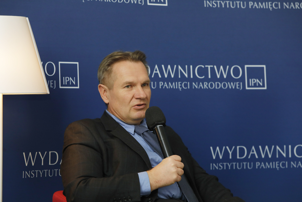 Tomasz Zapert. Dyskusja o książce „Alfred Szklarski – sprzedawca marzeń” – Warszawa, 9 listopada 2022. Fot. Piotr Życieński (IPN)