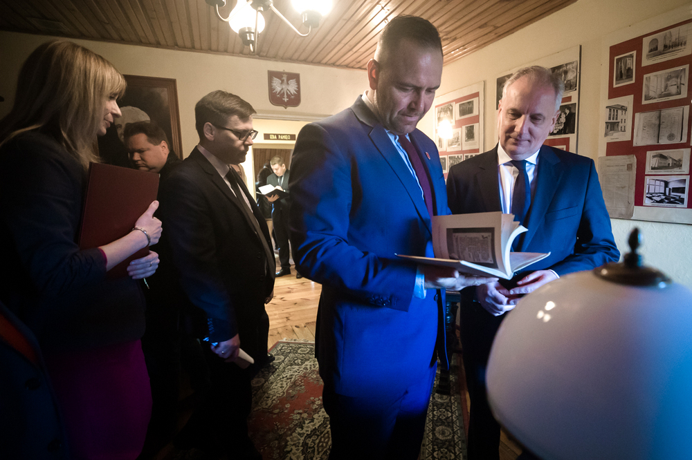 Zwiedzanie Izby Pamięci w Liceum im. dr. Władysława Gębika w Kwidzynie – 10 listopada 2022. Fot. Sławek Kasper (IPN)