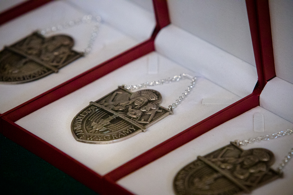 Okolicznościowe ryngrafy wręczono osobom zasłużonym w upamiętnianiu historii Związku Polaków w Niemczech – Kwidzyn, 10 listopada 2022. Fot. Sławek Kasper (IPN)