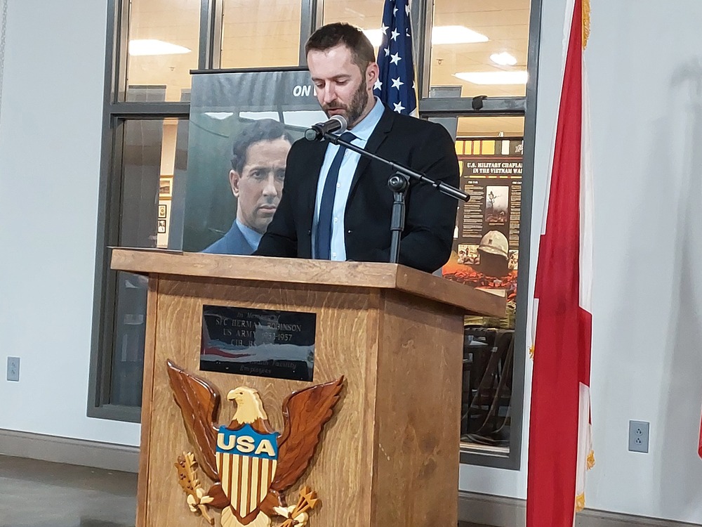 Dr Mateusz Marek podczas otwarcia wystawy „Szlaki Nadziei. Odyseja Wolności” w Alabamie – Athens (USA), 10 listopada 2022