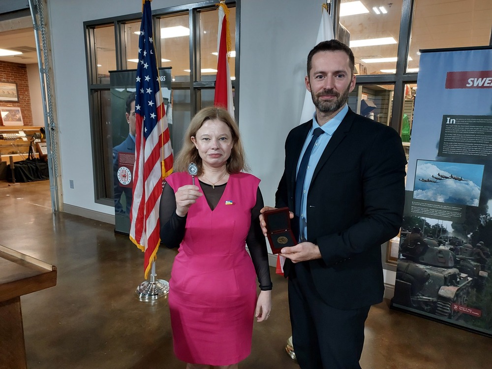 Joanna Kumor i dr Mateusz Marek po odebraniu w imieniu Instytutu Pamięci Narodowej kluczy do Athens w Alabamie – Athens (USA), 10 listopada 2022