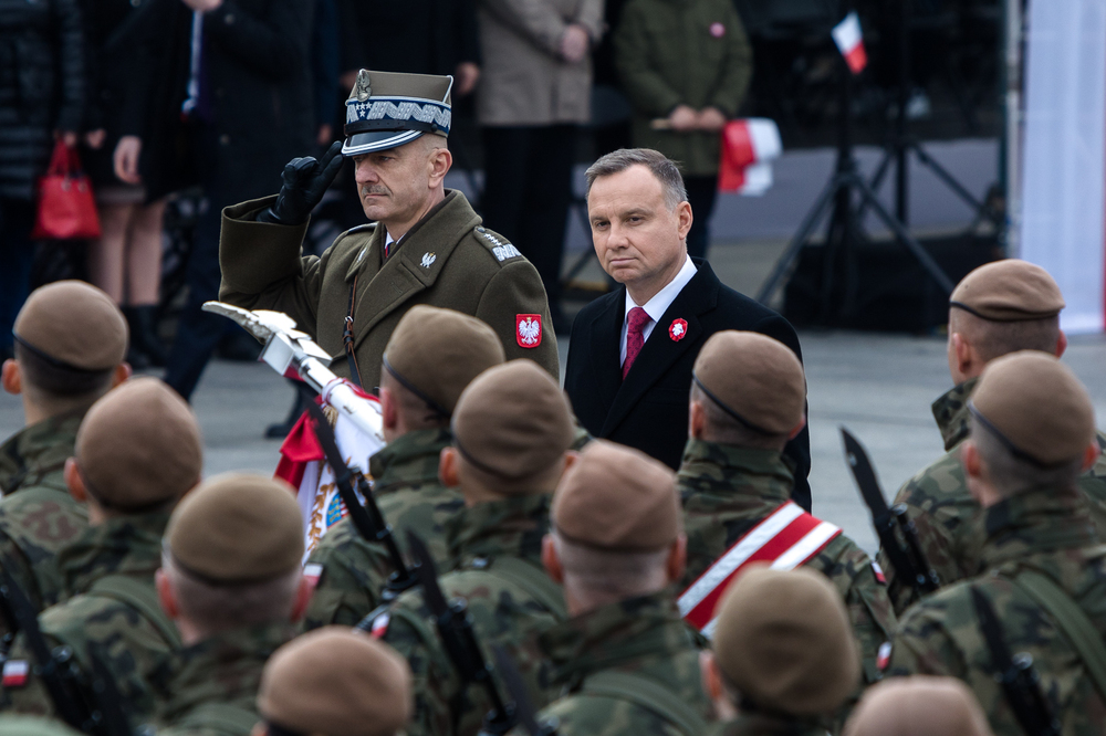 Prezydent RP Andrzej Duda podczas uroczystej odprawy wart przed Grobem Nieznanego Żołnierza – Warszawa, 11 listopada 2022. Fot. Sławek Kasper (IPN)
