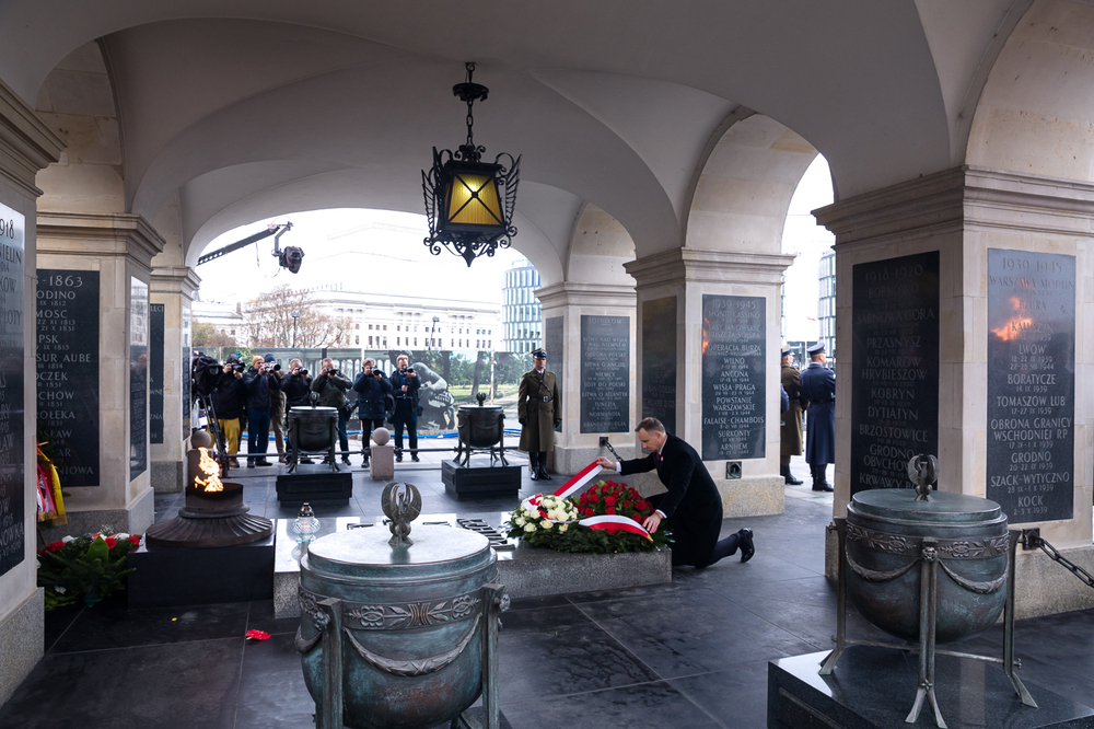 Prezydent Andrzej Duda składa wieniec od Narodu na płycie Grobu Nieznanego Żołnierza – Warszawa, 11 listopada 2022. Fot. Sławek Kasper (IPN)