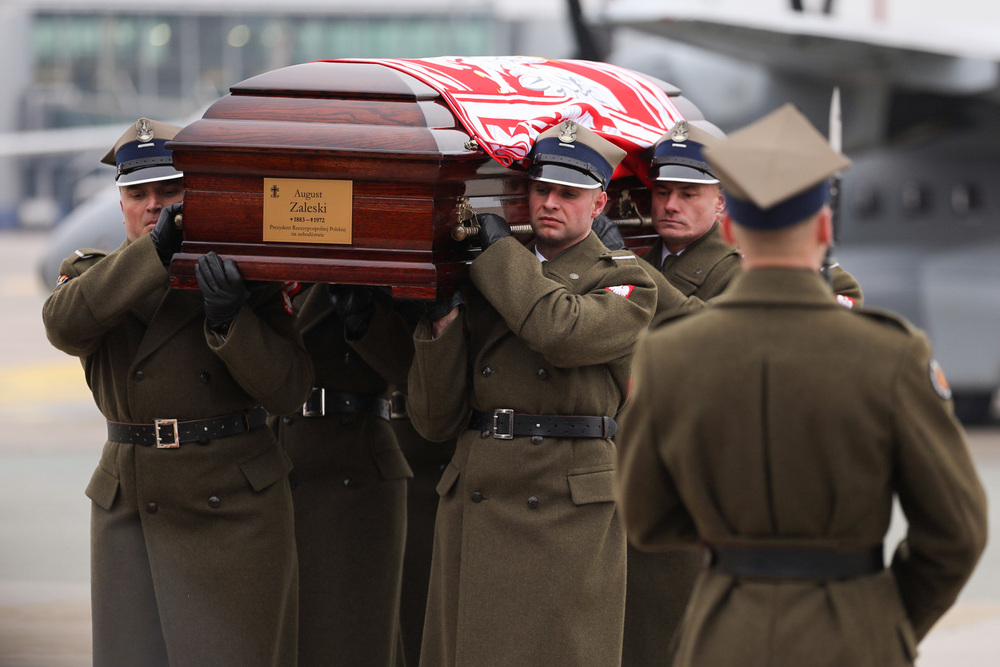 Powitanie prezydentów RP na uchodźstwie na Okęciu – Warszawa, 12 listopada 2022. Fot. Mikołaj Bujak (IPN)