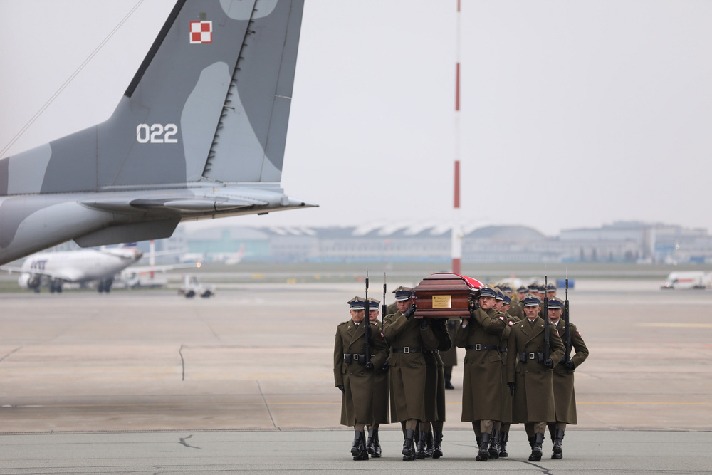 Powitanie prezydentów RP na uchodźstwie na Okęciu – Warszawa, 12 listopada 2022. Fot. Mikołaj Bujak (IPN)