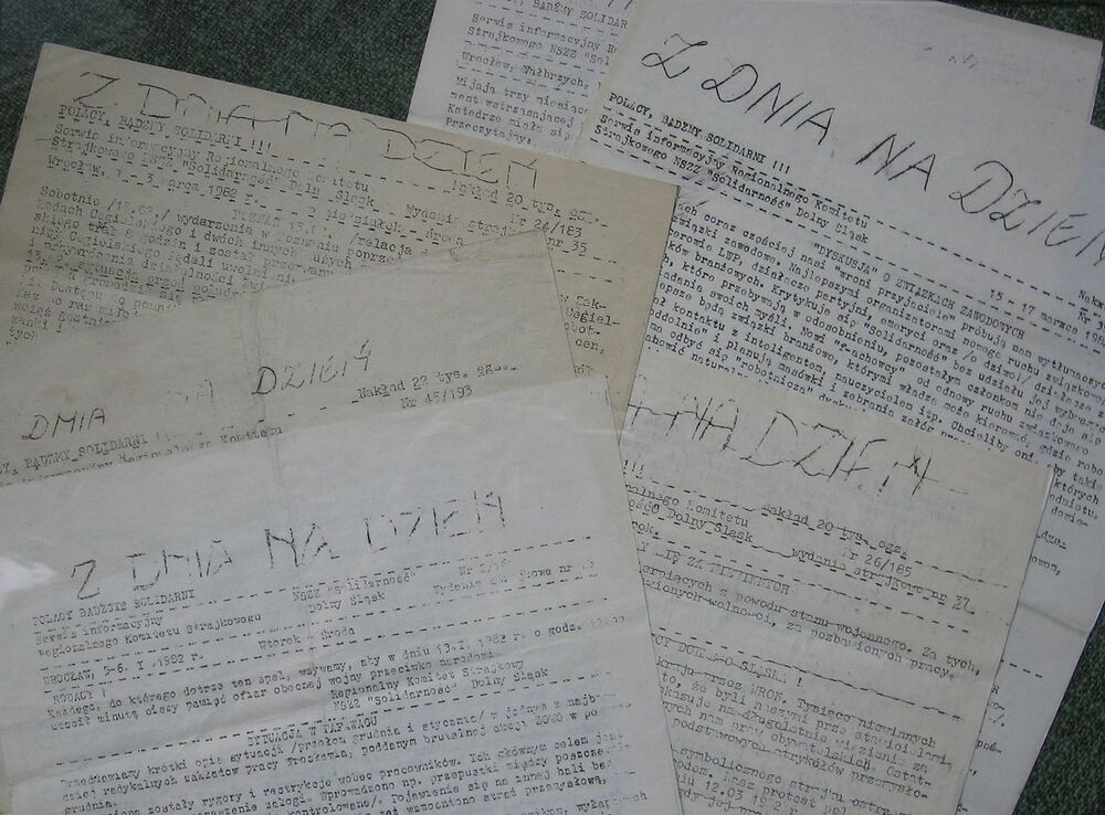 Egzemplarze "Z Dnia na Dzień" z początków 1982 Fot. Wikimedia Commons/domena publiczna