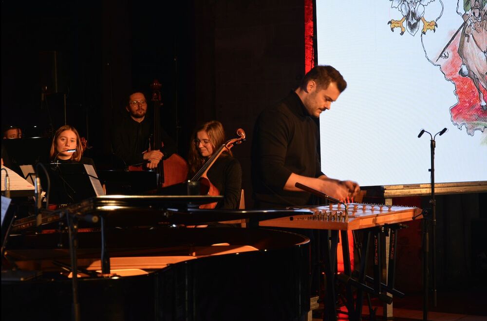 Koncert pieśni patriotycznych w Brukseli. Arkadiusz Krawiel – cymbały wileńskie – 13 listopada 2022. Fot. Małgorzata Matysek (IPN)