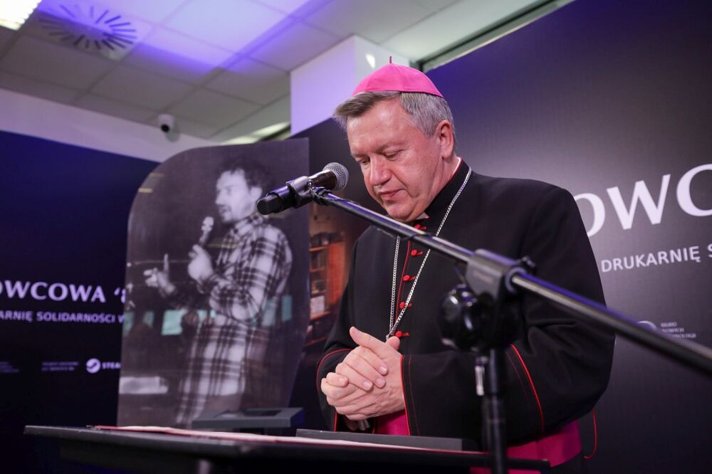 Pokaz aplikacji VR przedstawiającej konspiracyjną drukarnię „Solidarności Walczącej” i nadanie imienia Kornela Morawieckiego „Przystankowi Historia” we Wrocławiu – 14 listopada 2022. Fot. Mikołaj Bujak (IPN)