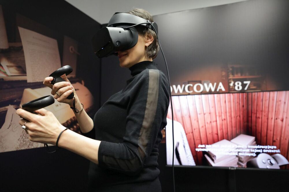 Pokaz aplikacji VR przedstawiającej konspiracyjną drukarnię „Solidarności Walczącej” i nadanie imienia Kornela Morawieckiego „Przystankowi Historia” we Wrocławiu – 14 listopada 2022. Fot. Mikołaj Bujak (IPN)