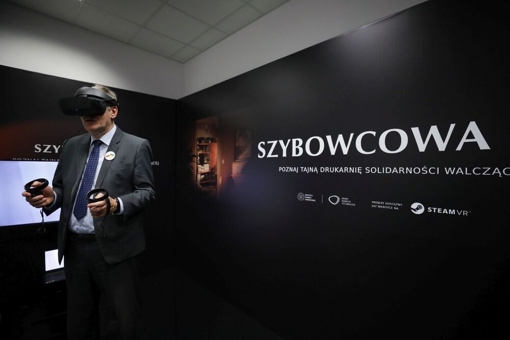 Pokaz aplikacji VR przedstawiającej konspiracyjną drukarnię „Solidarności Walczącej” i nadanie imienia Kornela Morawieckiego „Przystankowi Historia” we Wrocławiu – 14 listopada 2022. Fot. Mikołaj Bujak (IPN)