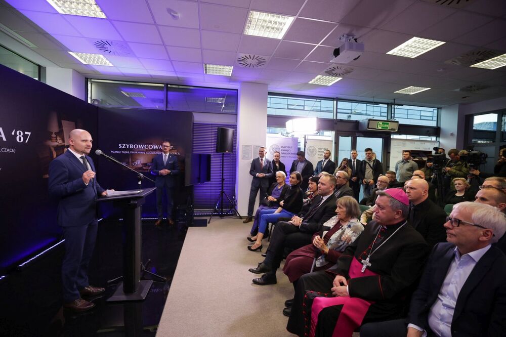 Pokaz aplikacji VR przedstawiającej konspiracyjną drukarnię „Solidarności Walczącej” i nadanie imienia Kornela Morawieckiego „Przystankowi Historia” we Wrocławiu – 14 listopada 2022. Fot. Mikołaj Bujak (IPN)